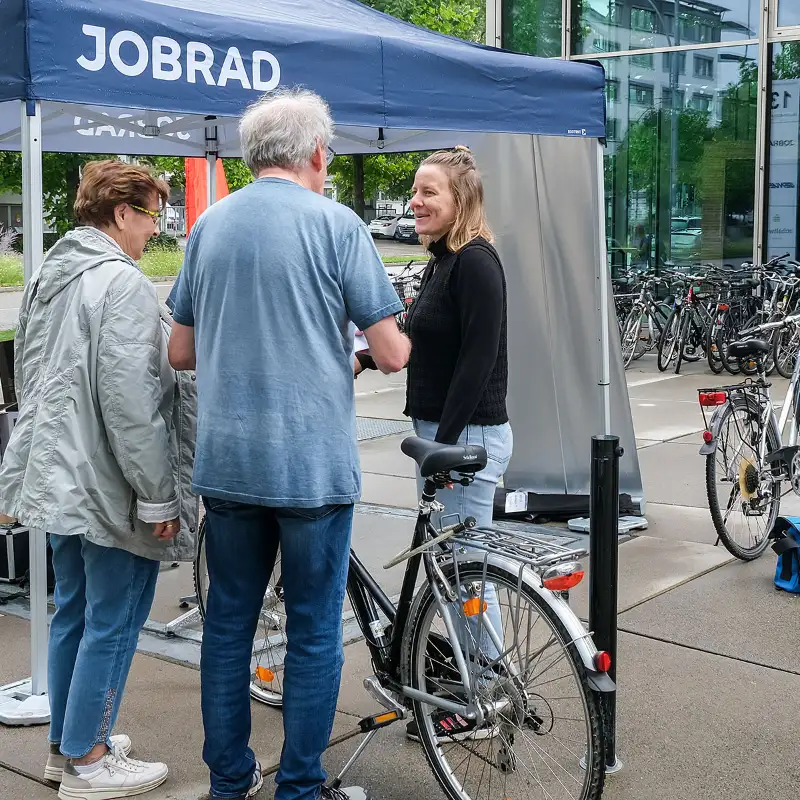 Ein älteres Paar spendet ein Fahrrad bei der Fahrradsammelaktion Ein älteres Paar spendet ein Fahrrad bei der Fahrradsammelaktion