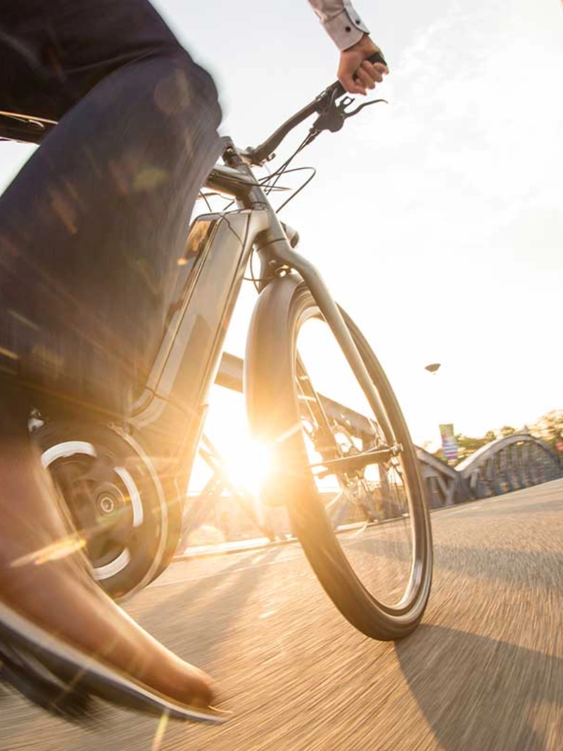 Ein Radfahrer auf dem Fahrrad fährt bei Sonnenuntergang Ein Radfahrer auf dem Fahrrad fährt bei Sonnenuntergang