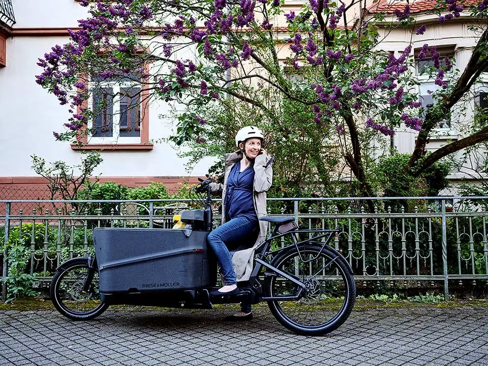 Junge-Frau-mit-Lastenrad Junge-Frau-mit-Lastenrad