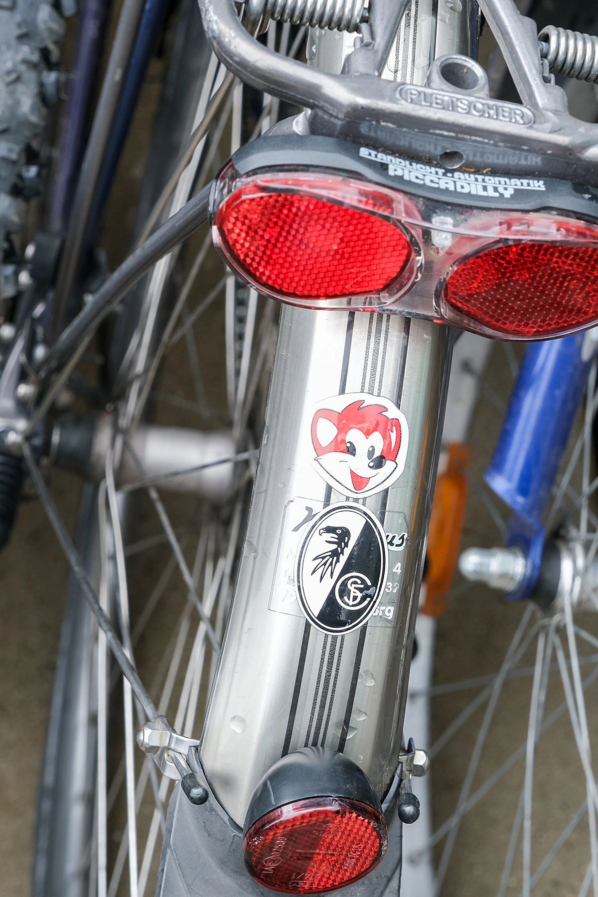 Ein gespendetes Fahrrad mit SC-Freiburg Aufkleber auf dem Schutzblech Ein gespendetes Fahrrad mit SC-Freiburg Aufkleber auf dem Schutzblech