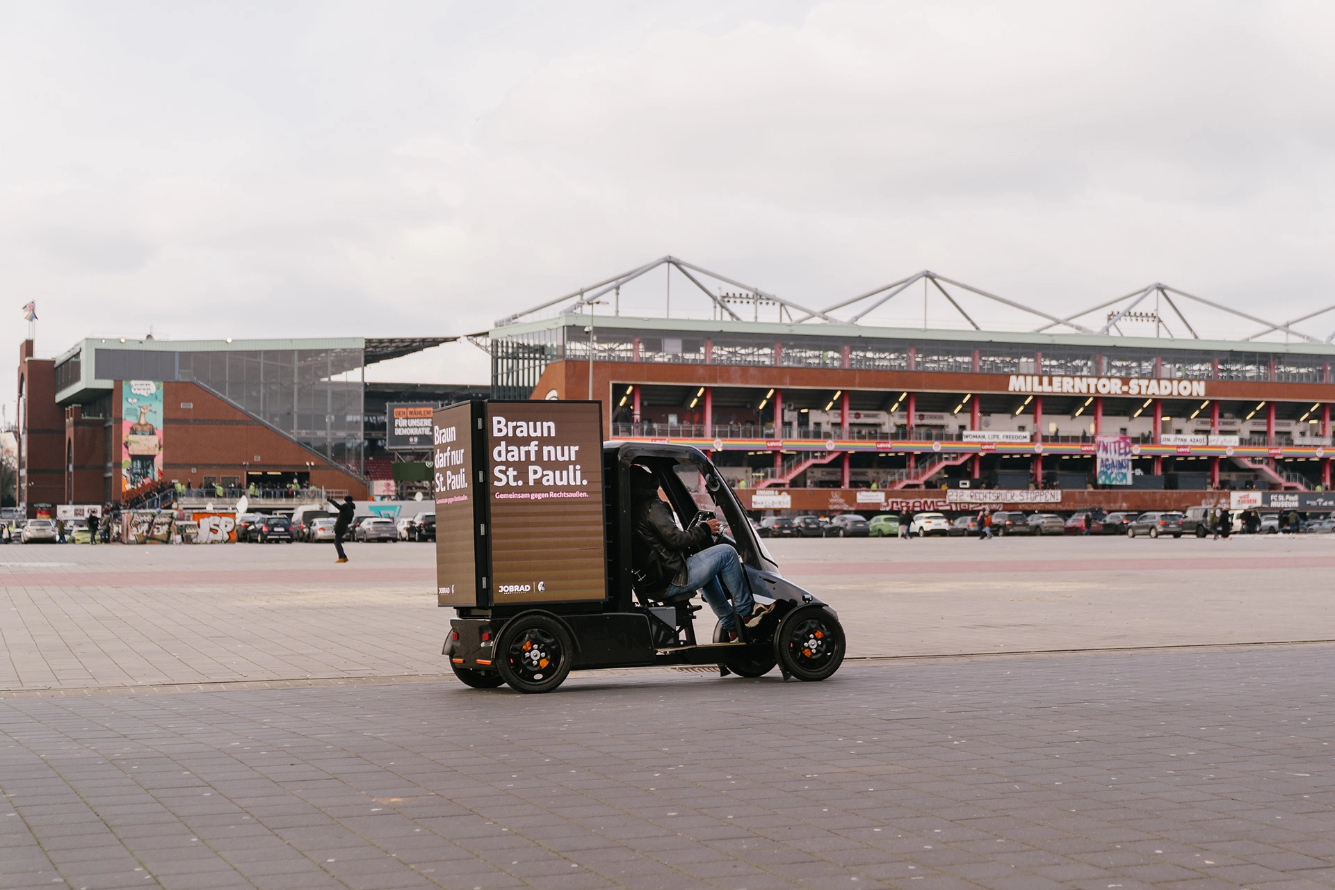 Aktion "Braun darf nur St. Pauli" auf Fahrrad LED Fläche vor dem Stadion St.Pauli Aktion "Braun darf nur St. Pauli" auf Fahrrad LED Fläche vor dem Stadion St.Pauli