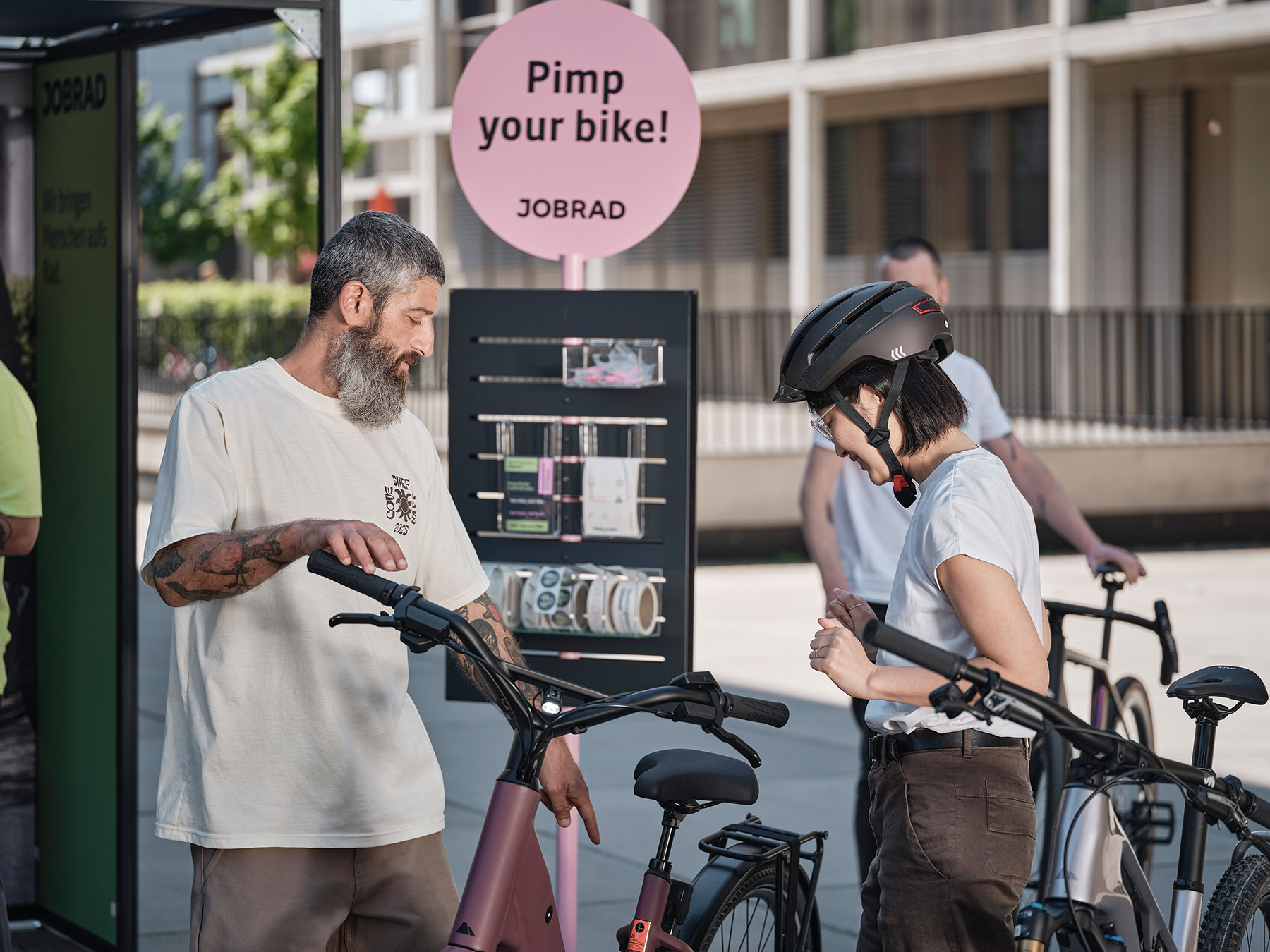 Beratung am JobRad-Stand. Im Hintergrund ein Sticker-Aufsteller "Pimp your bike!" Beratung am JobRad-Stand. Im Hintergrund ein Sticker-Aufsteller "Pimp your bike!"